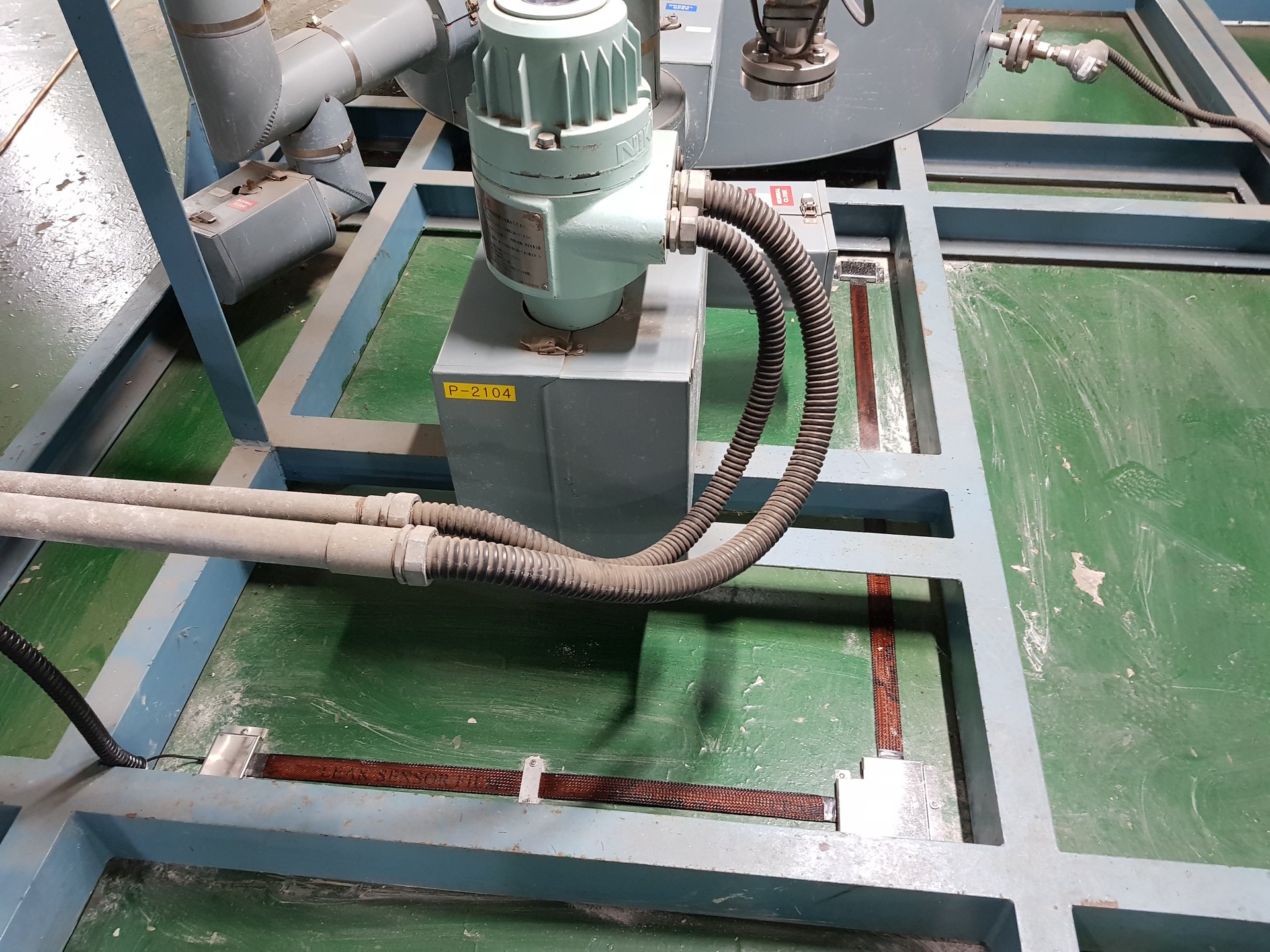 FLEXLEAK detection sensors installed in a pipe trench